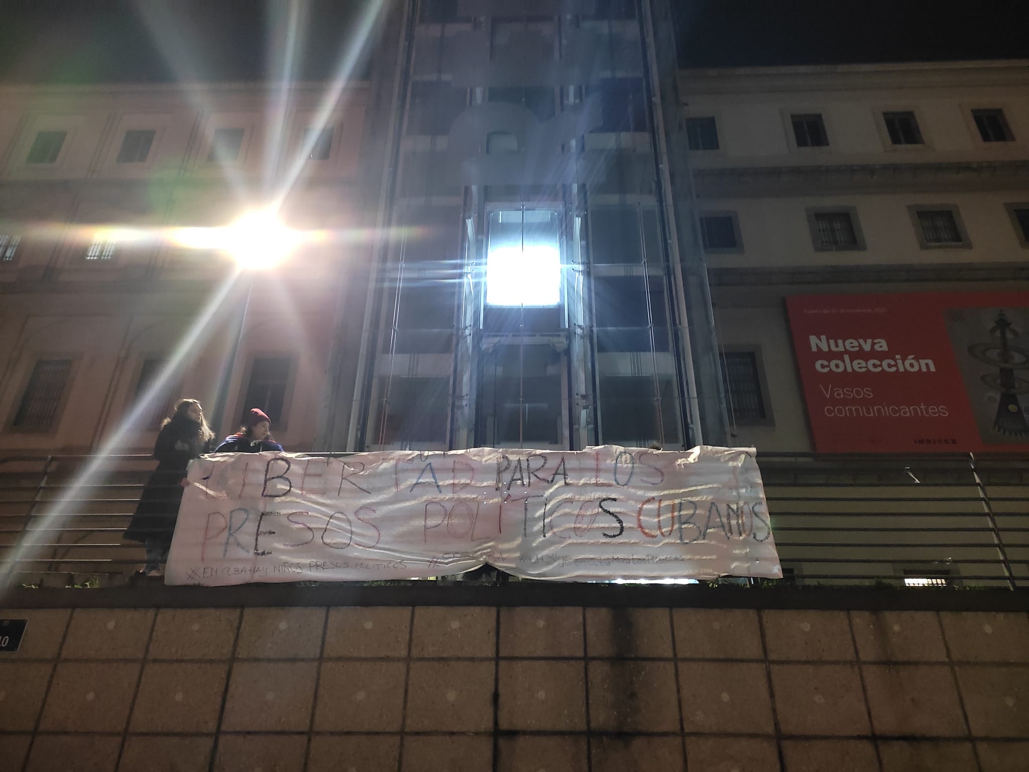 Cartel en la entrada del Museo Reina Sofía. Foto: Leisam Rubio/Facebook.