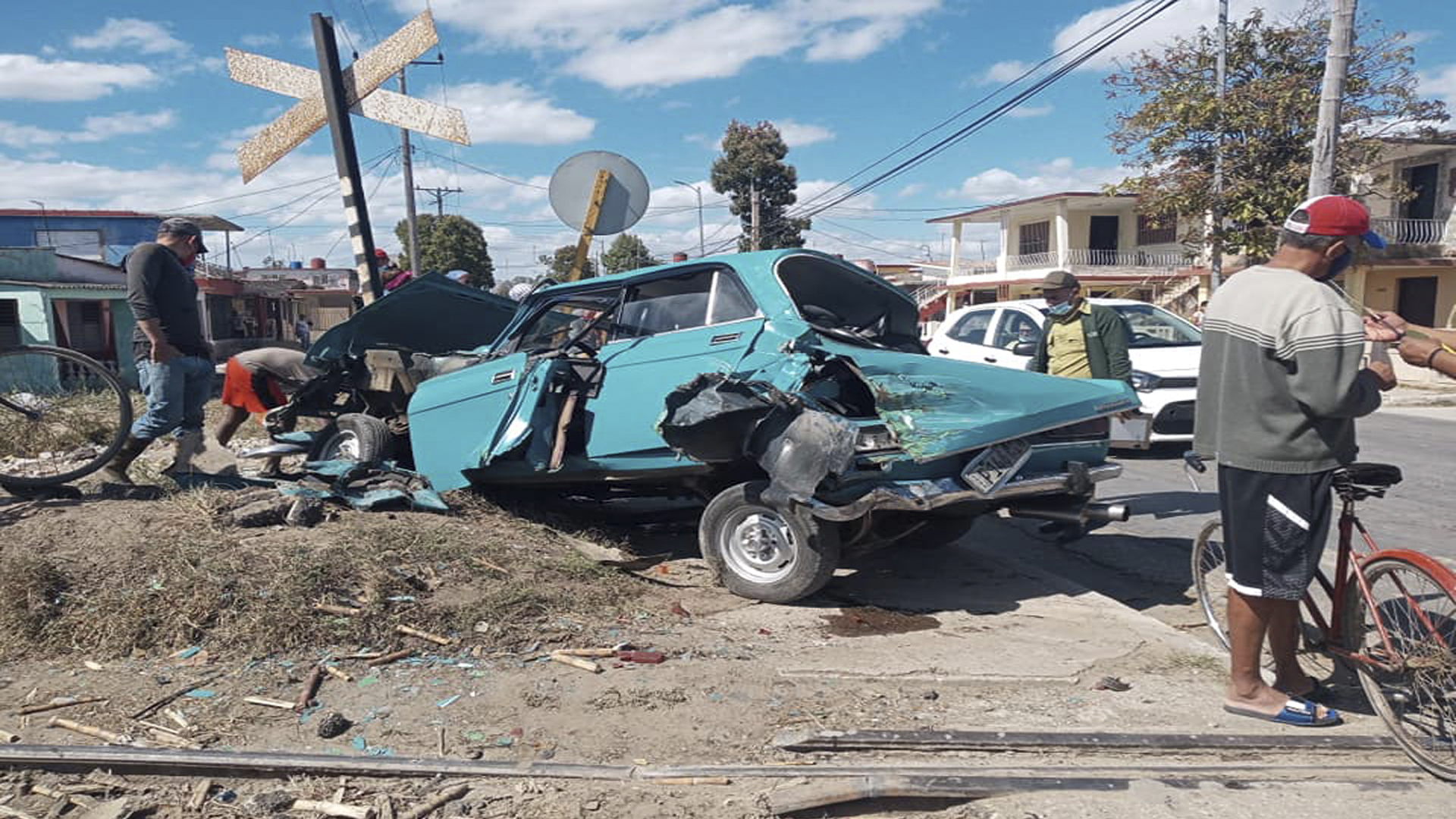 Tren destroza auto en Florida, Camagüey