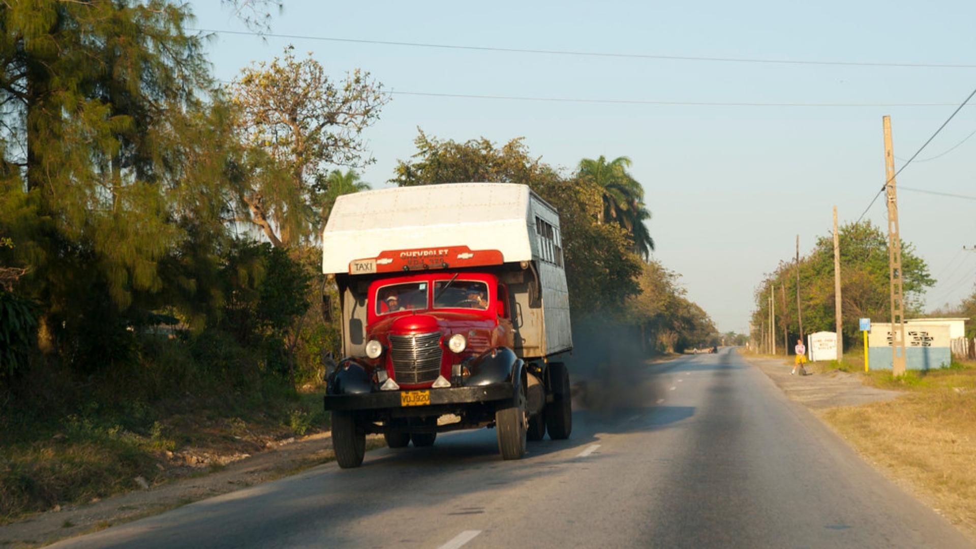 Camión de pasajeros en Cuba