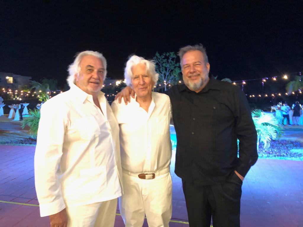 Miguel Fluxá  junto a dirigentes del régimen cubano.