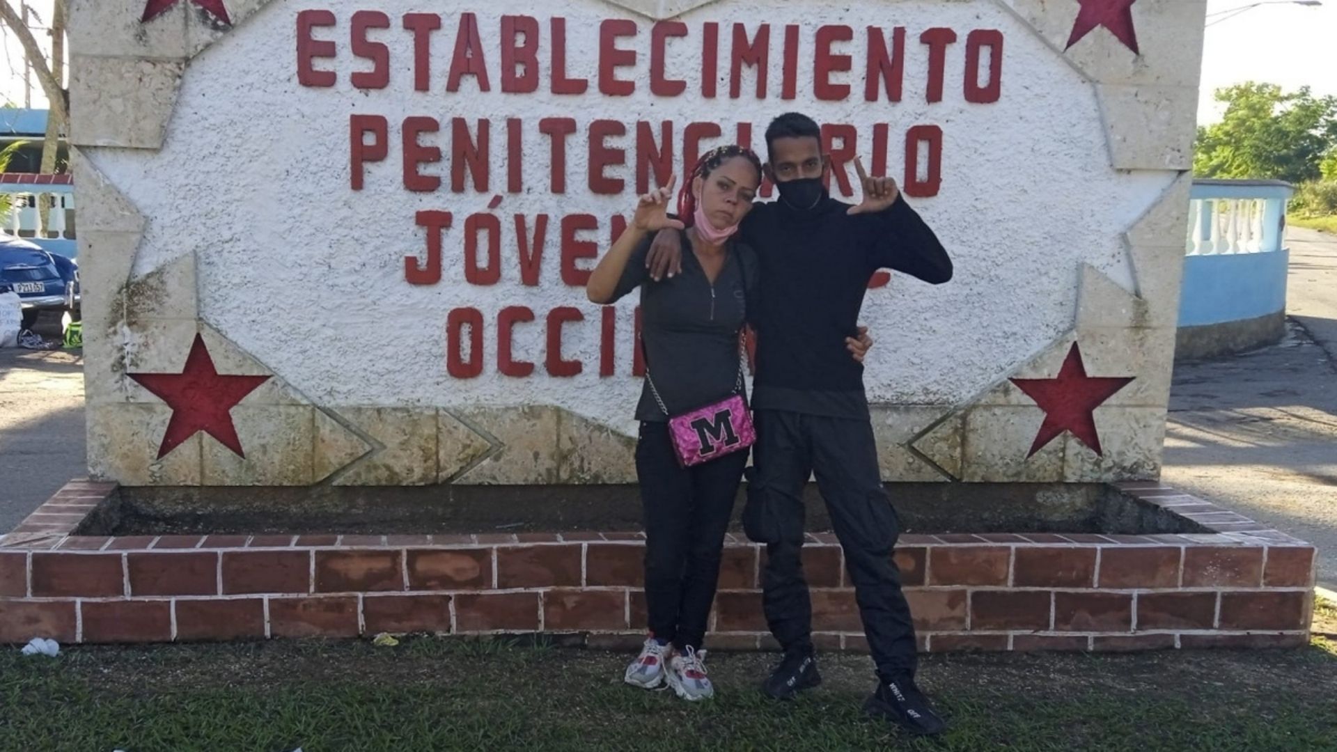 "Tengo dos agentes de la Seguridad del Estado en la sala de mi casa que vinieron a meterme presa", declaró Farrat en un audio