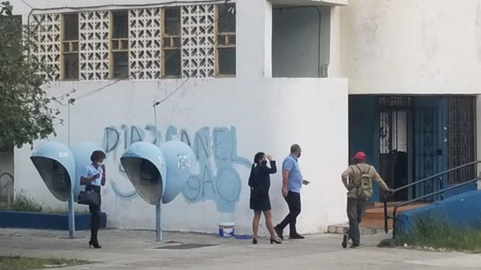 Usuarios en redes sociales compartieron imágenes del cartel 'Díaz-Canel sing...' que apareció en la Villa Panamericana este martes