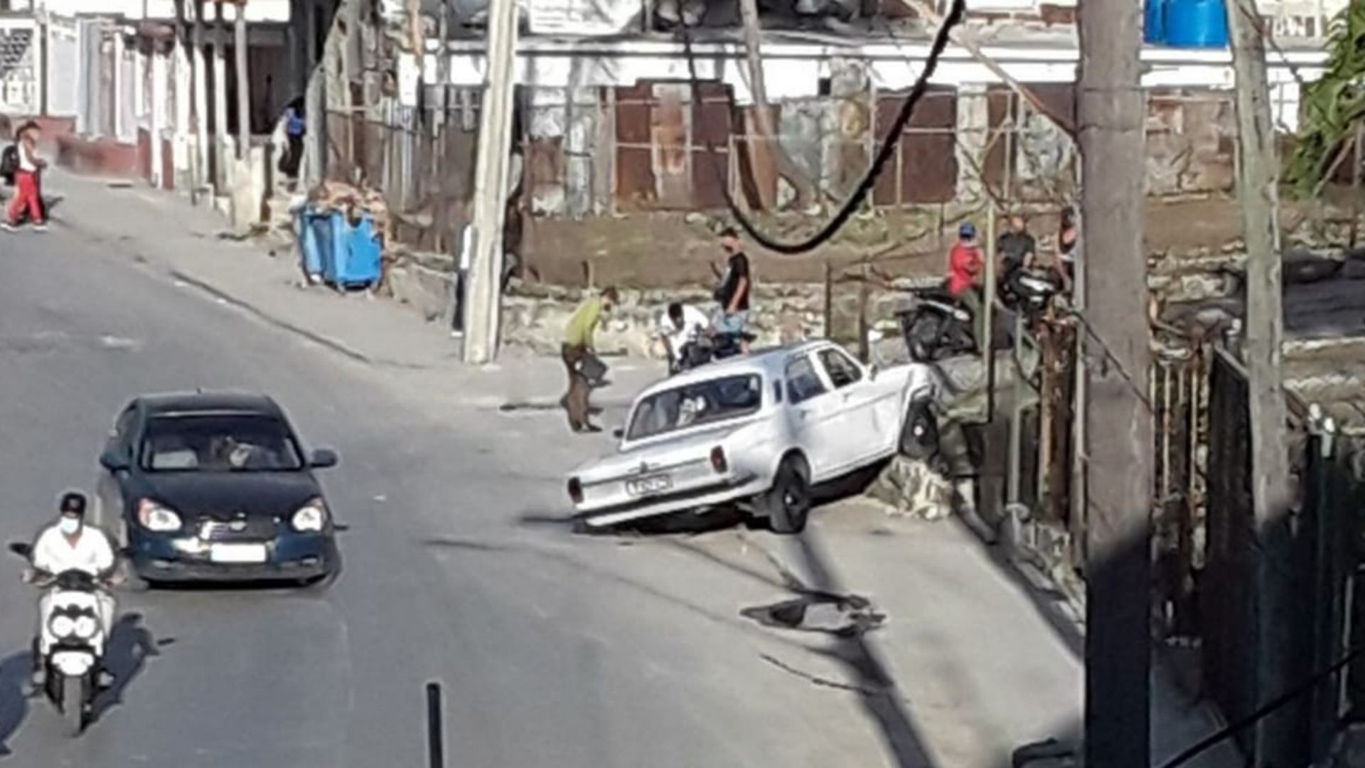 Según explicaron internautas en redes sociales, el automóvil arrastró a la moto y quedó incrustado en una cerca de una vivienda