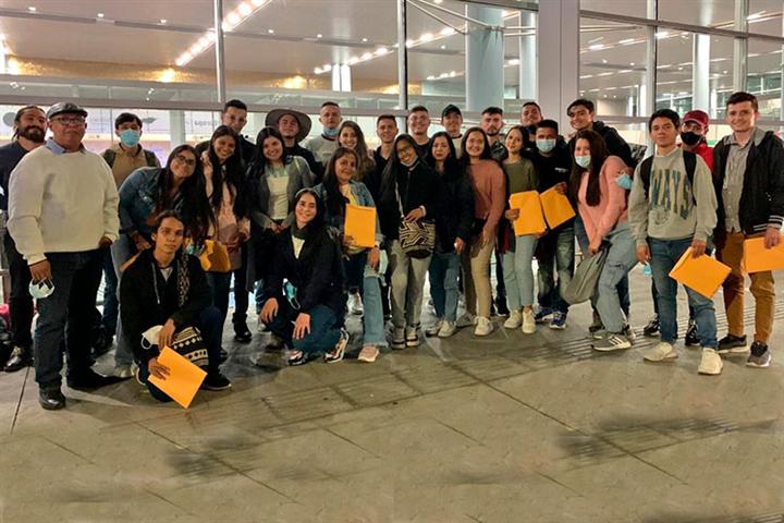 Estudiantes colombianos antes de llegar a Cuba (Foto PL)