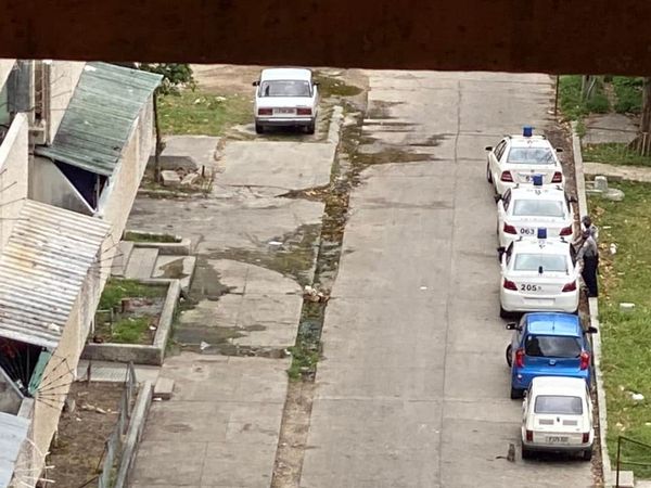 Fuerte asedio policial a periodista Luz Escobar