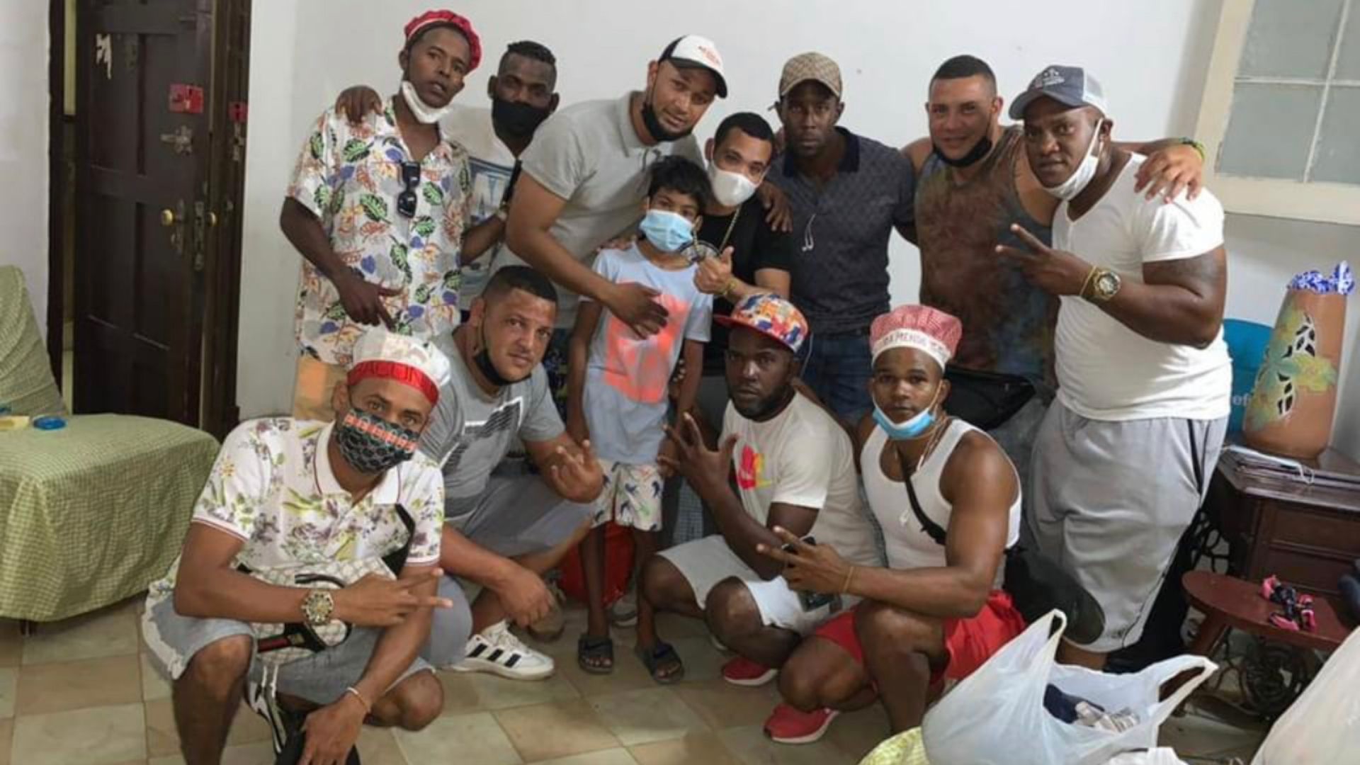 También la internauta Ailín Taylor compartió la publicación y escribió: "Es humanidad. Ayudando a los que recibieron daños y entre ellos mi papá, estoy muy orgullosa de ti papá"