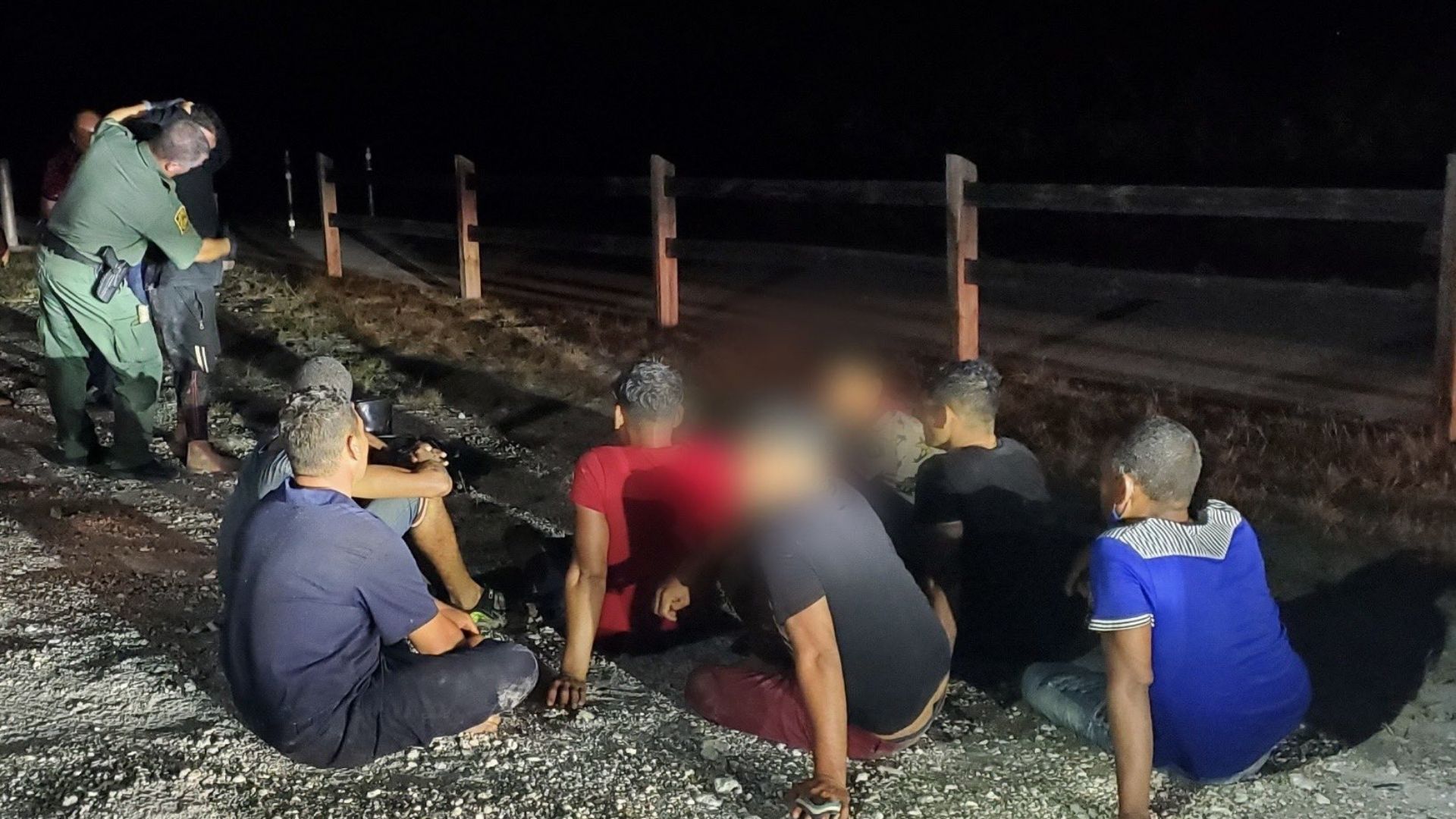 Posteriormente, la Patrulla Fronteriza junto a agentes locales y federales, detectaron una embarcación que naufragó cerca de la costa en Golden Beach