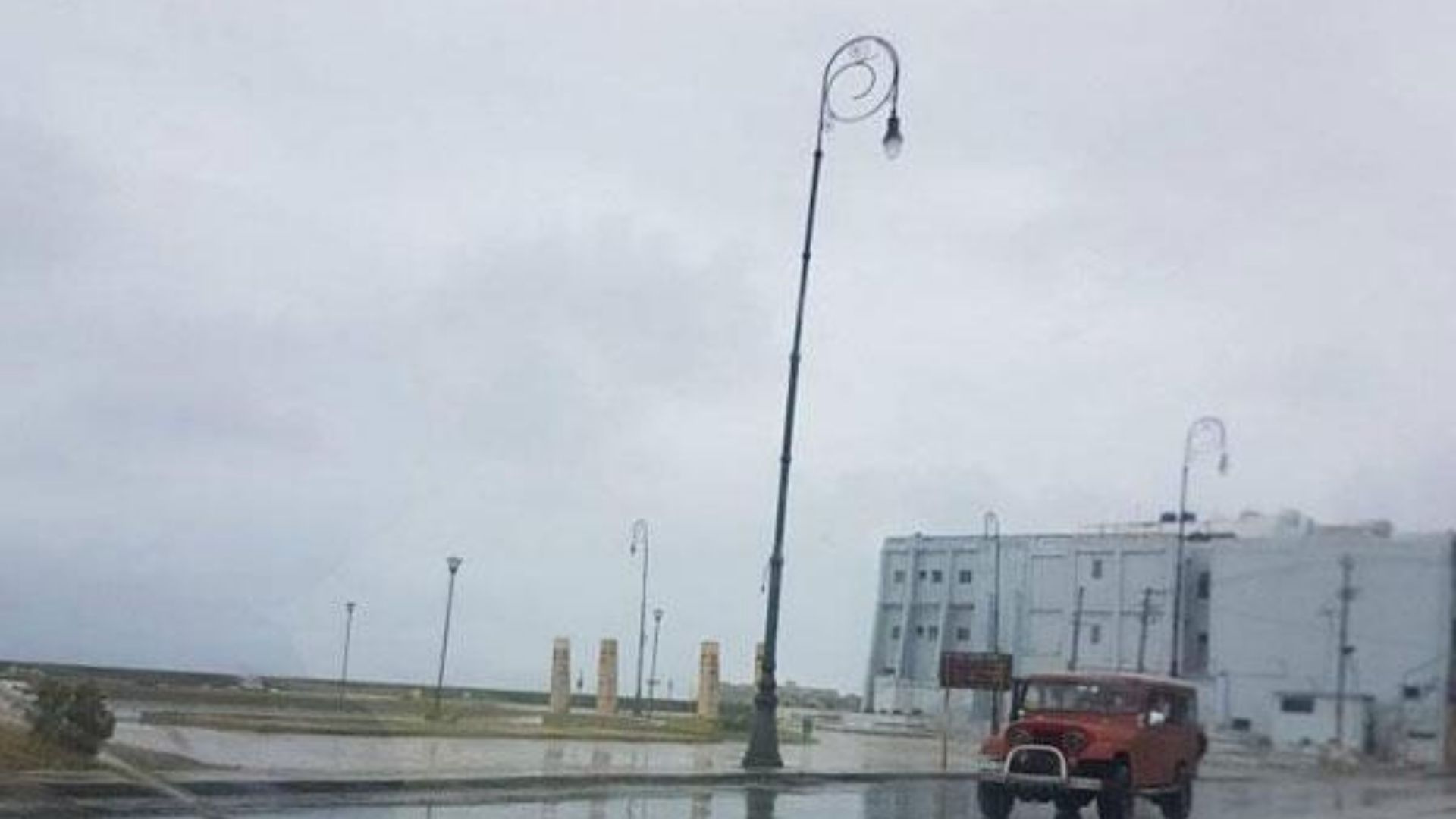 Según la nota publicada en el diario oficialista Tribuna, el evento meteorológico persiste en las provincias Artemisa, La Habana y Mayabeque