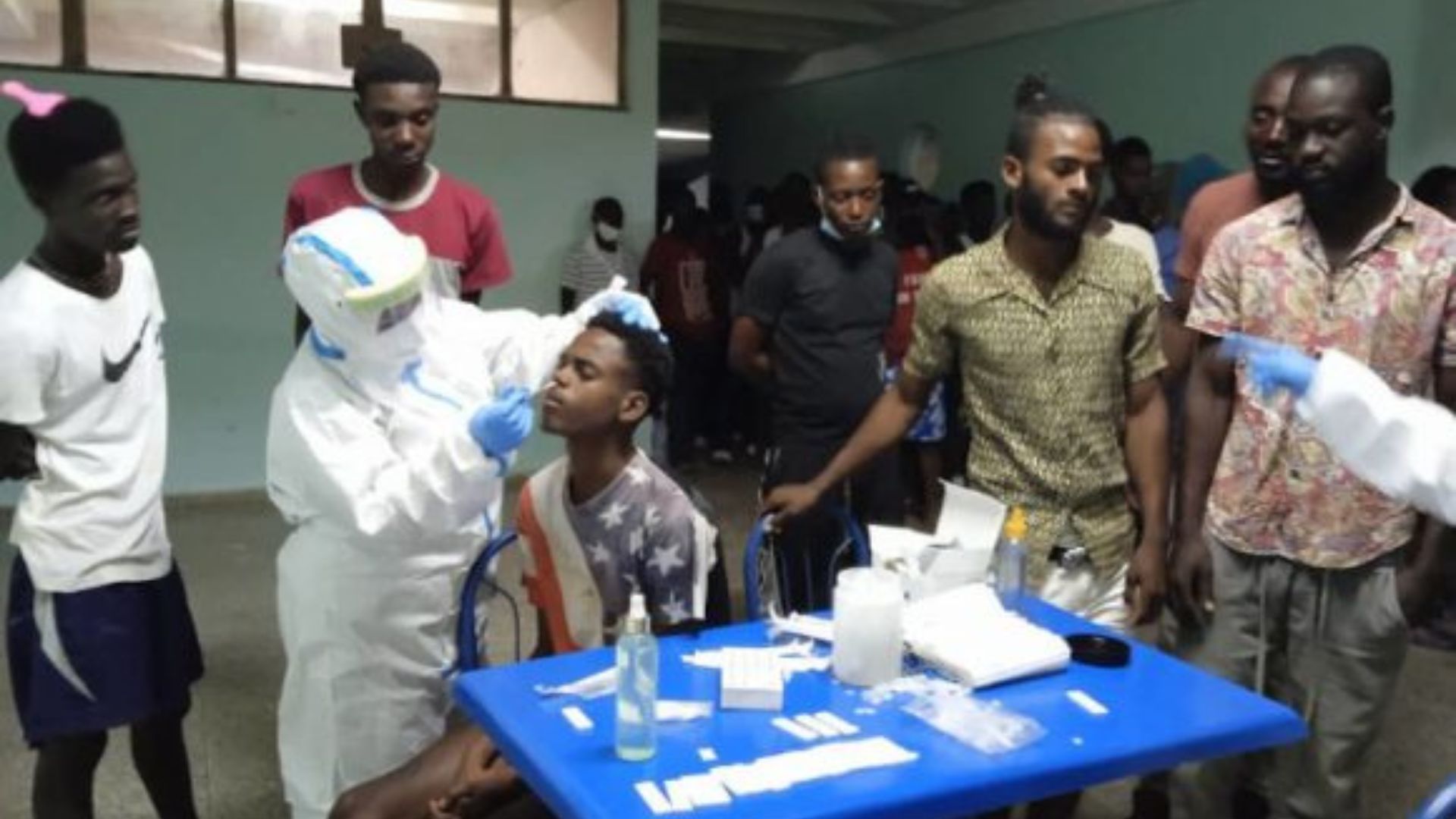 Los migrantes reciben asistencia médica y se les realiza prueba de antígenos para detección de COVID-19. Foto: Foto: Yariel Castillo/Perlavisión