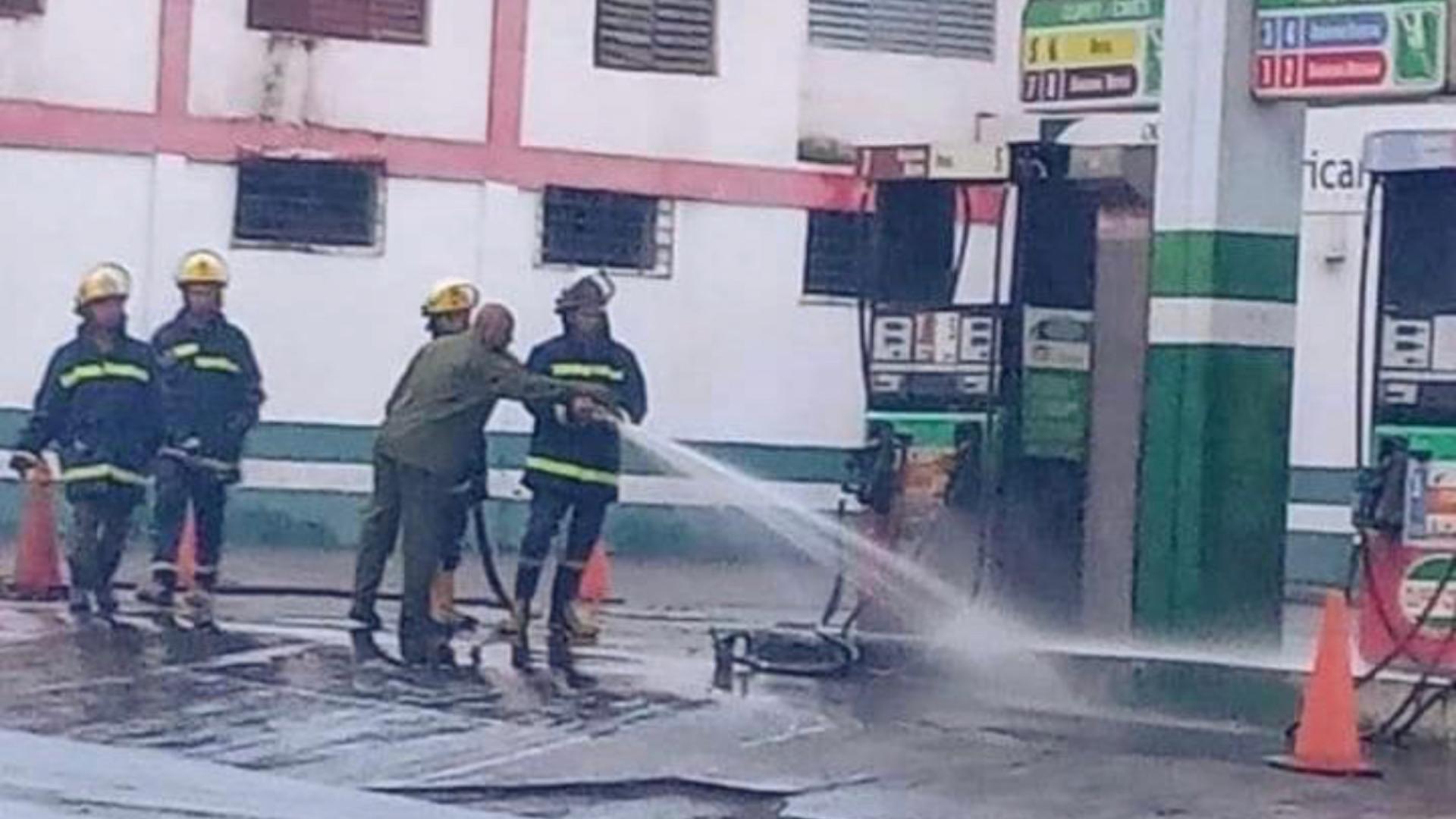 Pipa de combustible se accidenta Santiago
