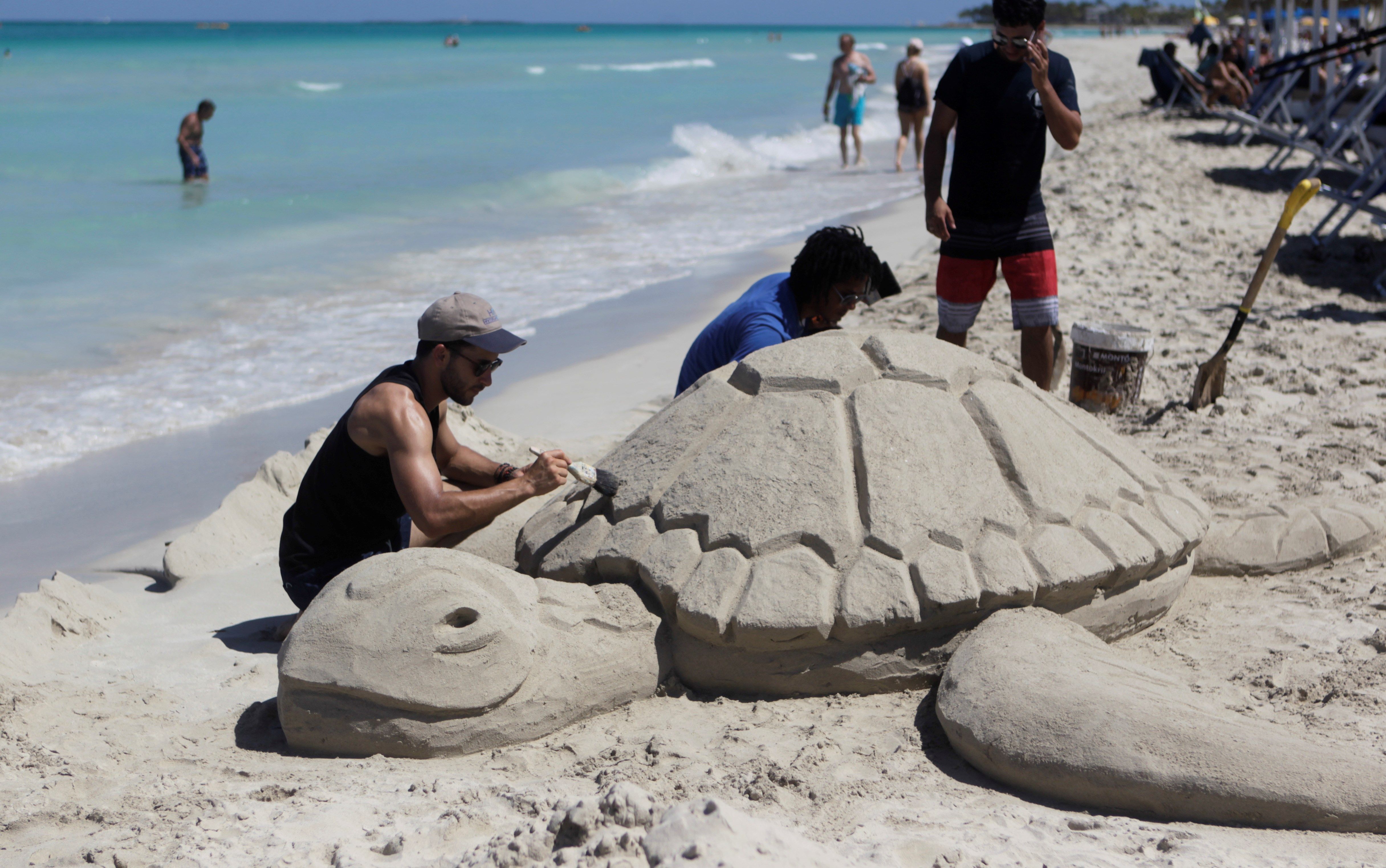 Personas se bañan el 9 de marzo de 2019, en Varadero, playa declarada por Tripavisor como la segunda mejor del mundo, en Matanzas (Cuba). EFE
