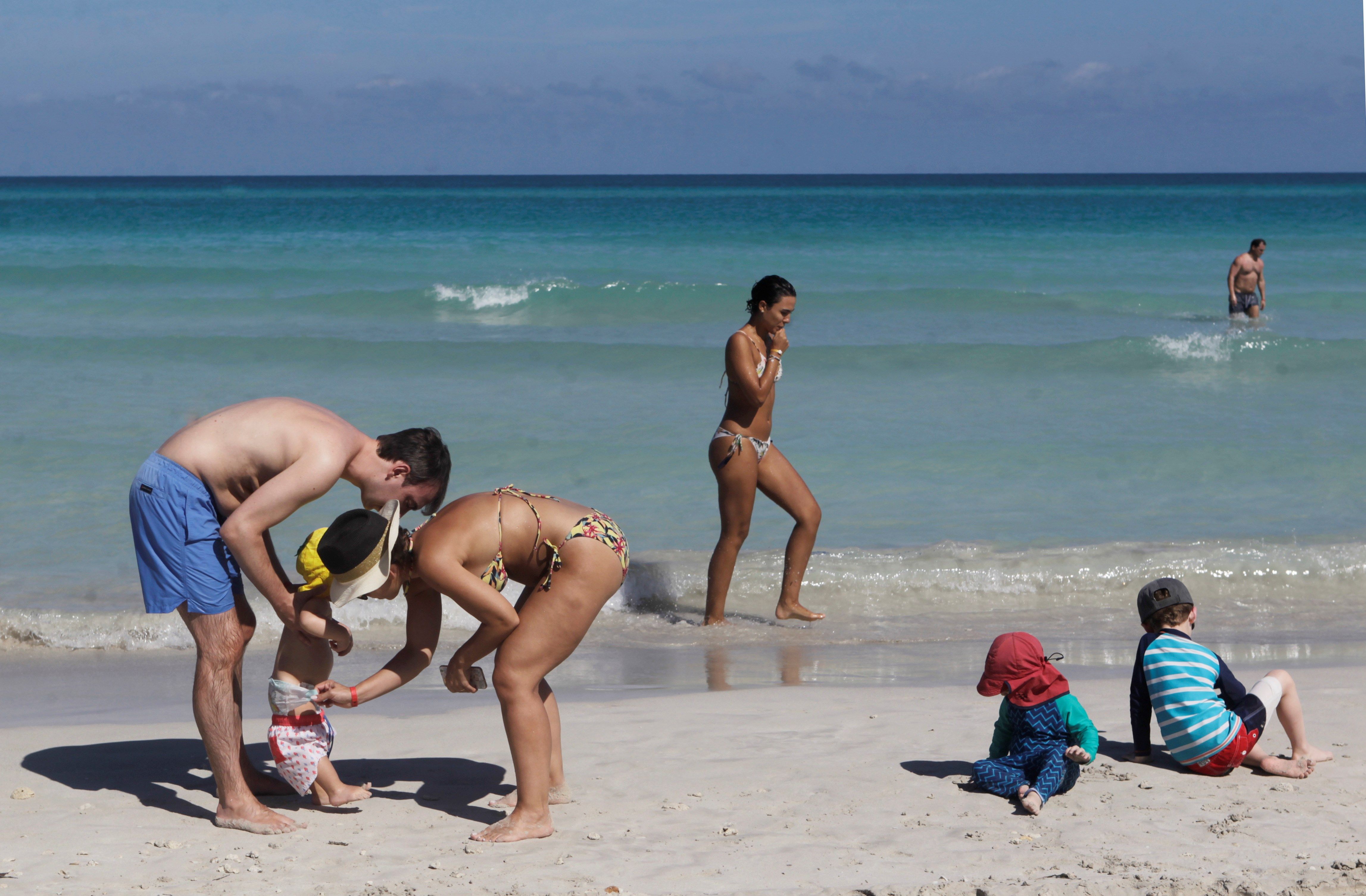 Varadero se prepara para ser "playa ambiental" en 2020 Personas se bañan el 9 de marzo de 2019, en Varadero, playa declarada por Tripavisor como la segunda mejor del mundo, en Matanzas (Cuba). EFE