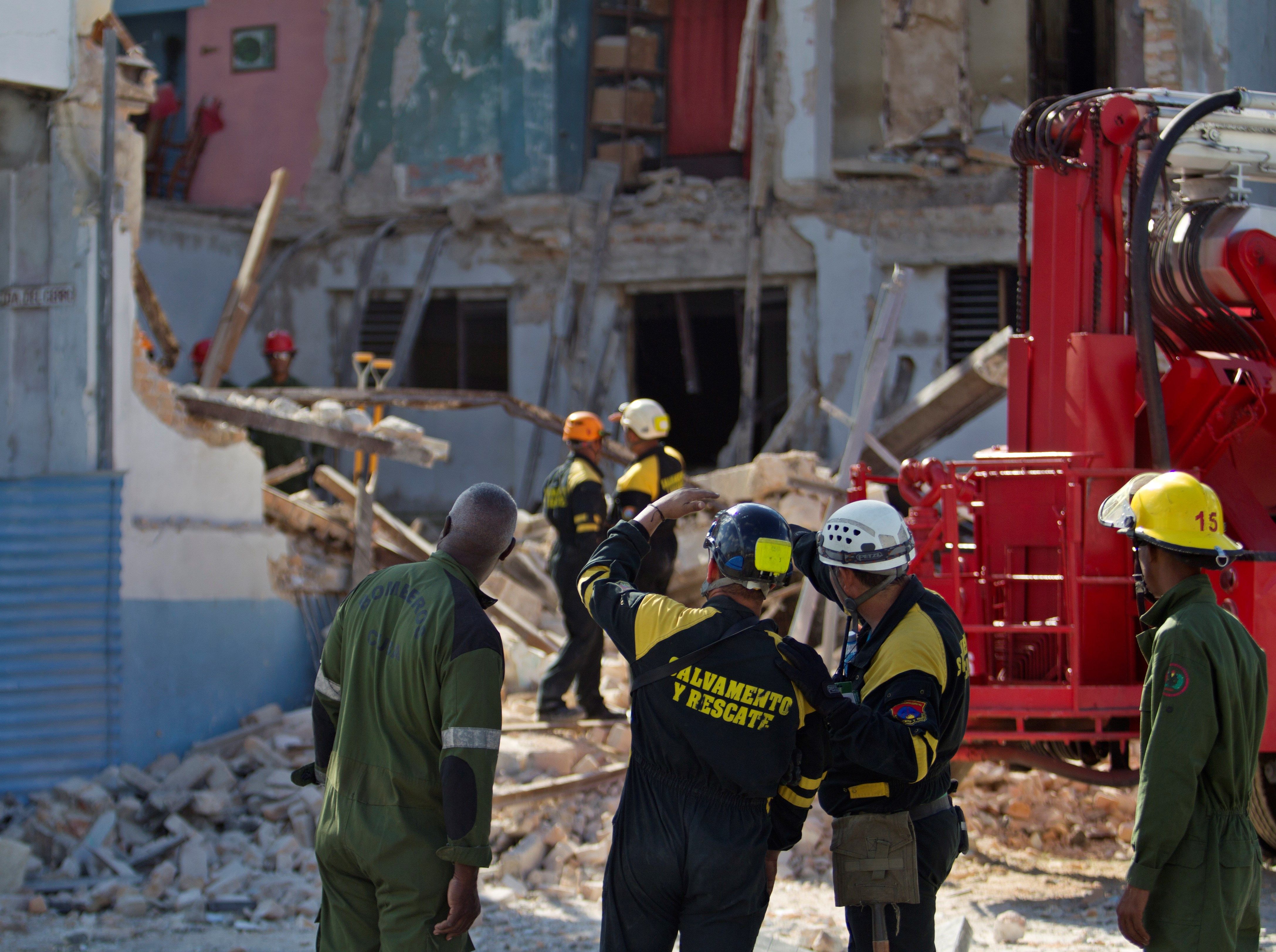 Miembros de una brigada de Rescate y Salvamento trabajan entre los escombros de un edificio que se derrumbó y causó la muerte de un hombre este jueves, en la esquina de Calzada del Cerro y Avenida Boyeros en La Habana (Cuba), según fuentes oficiales. EFE