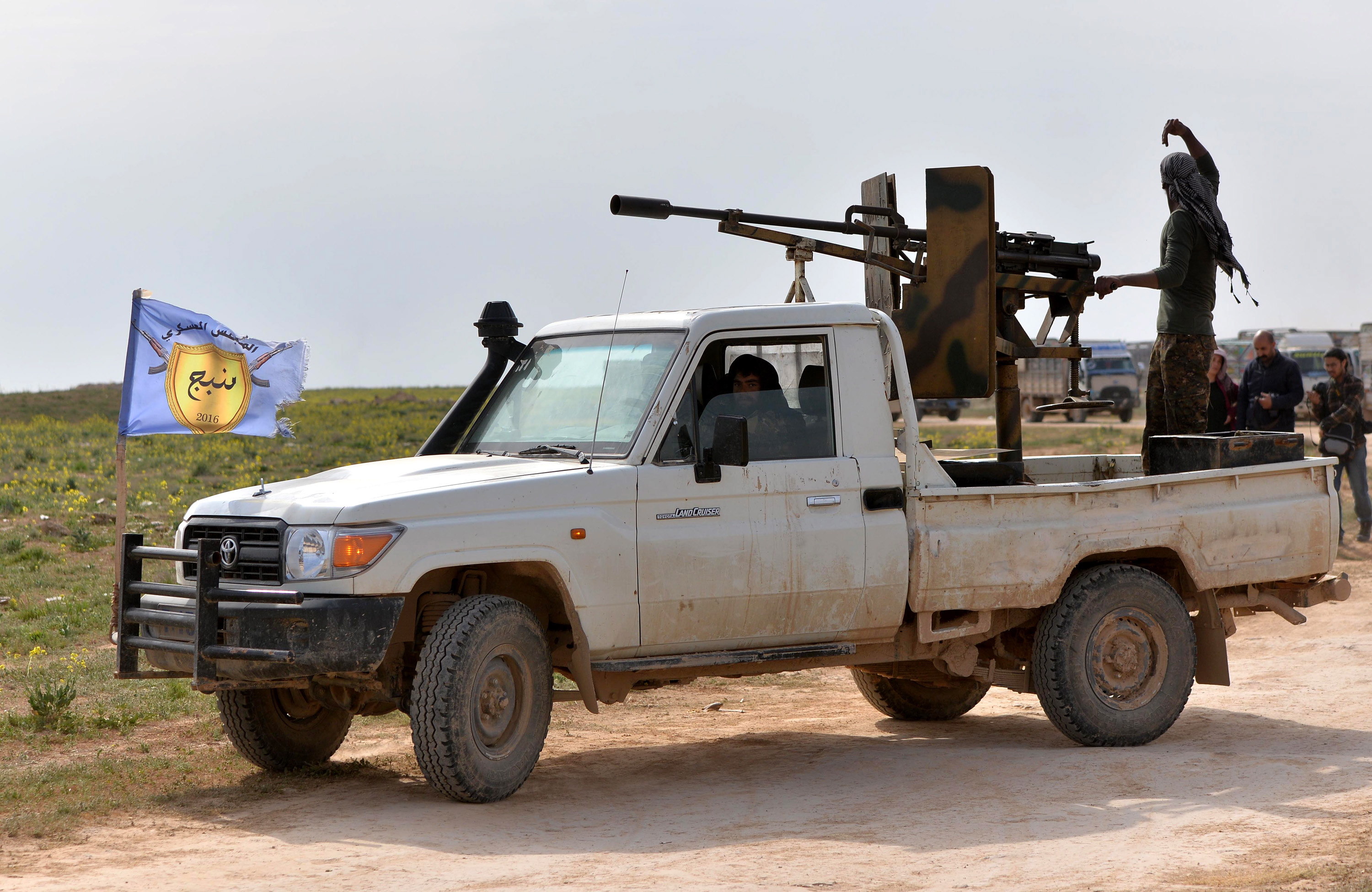 Soldados de las Fuerzas de Siria Democrática (FSD) toman posiciones cerca de la localidad de Baghouz town, al norte de la provincia de Deir Ezzor, hoy. EFE