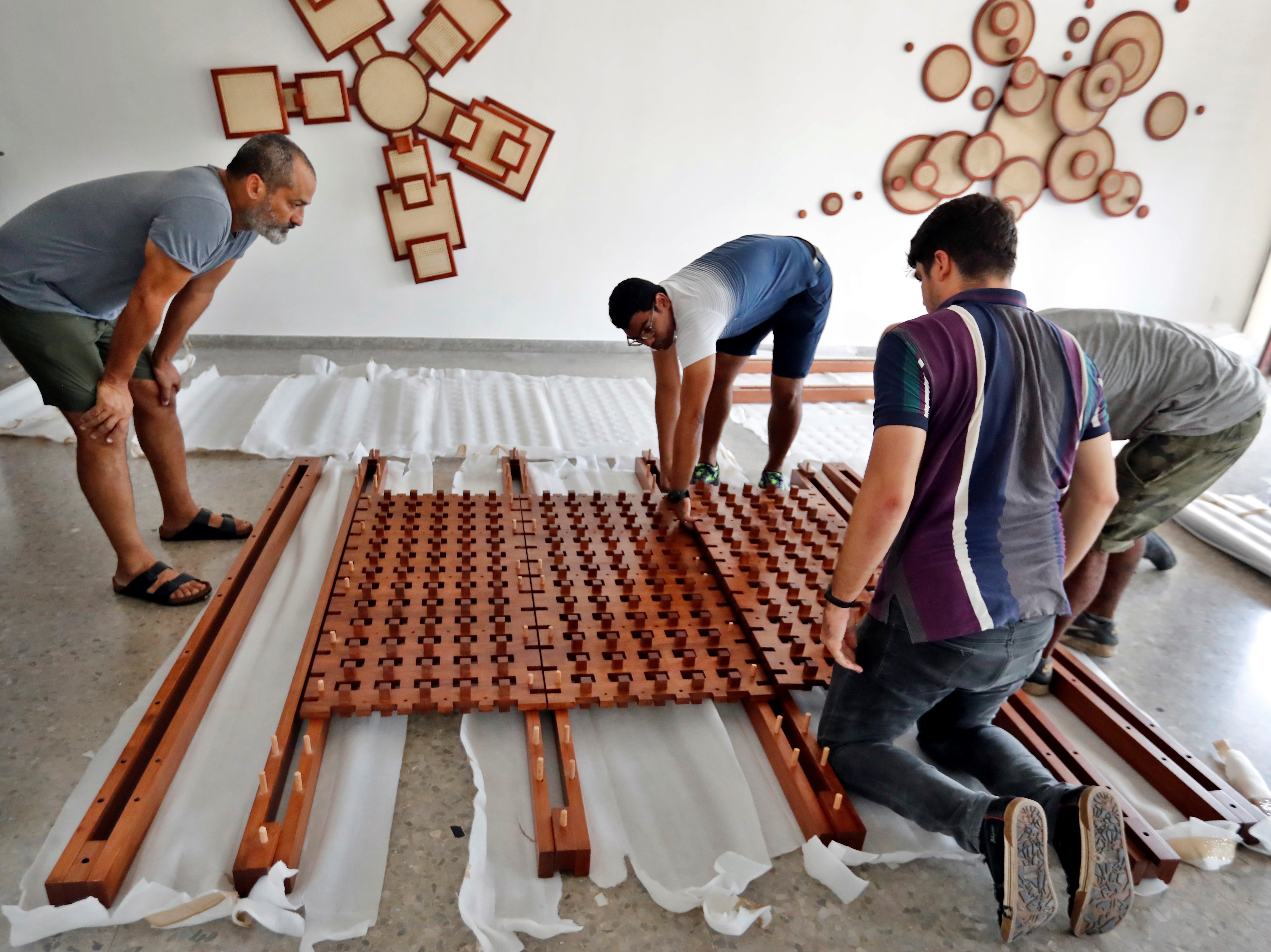 El "carpintero" Marco Castillo reivindica las vanguardias truncadas en Cuba El artista cubano Marco Castillo participa en el montaje de una de las once instalaciones de su muestra "La Casa del Decorador" este 10 de abril de 2019, con la que se presenta en la XIII Bienal de La Habana (Cuba). EFE