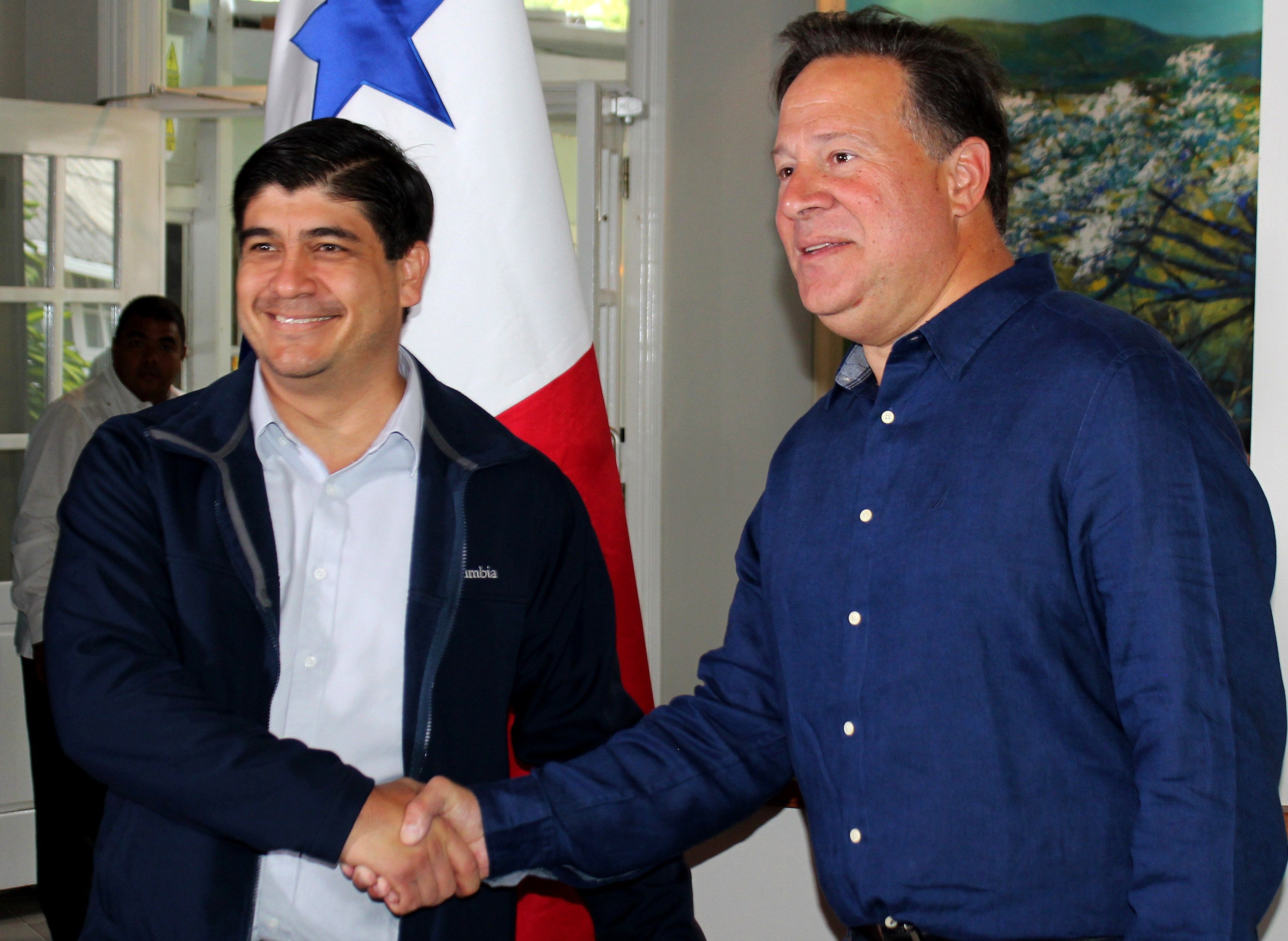 El presidente de Costa Rica, Carlos Alvarado (i), estrecha la mano del presidente de Panamá, Juan Carlos Varela (d)