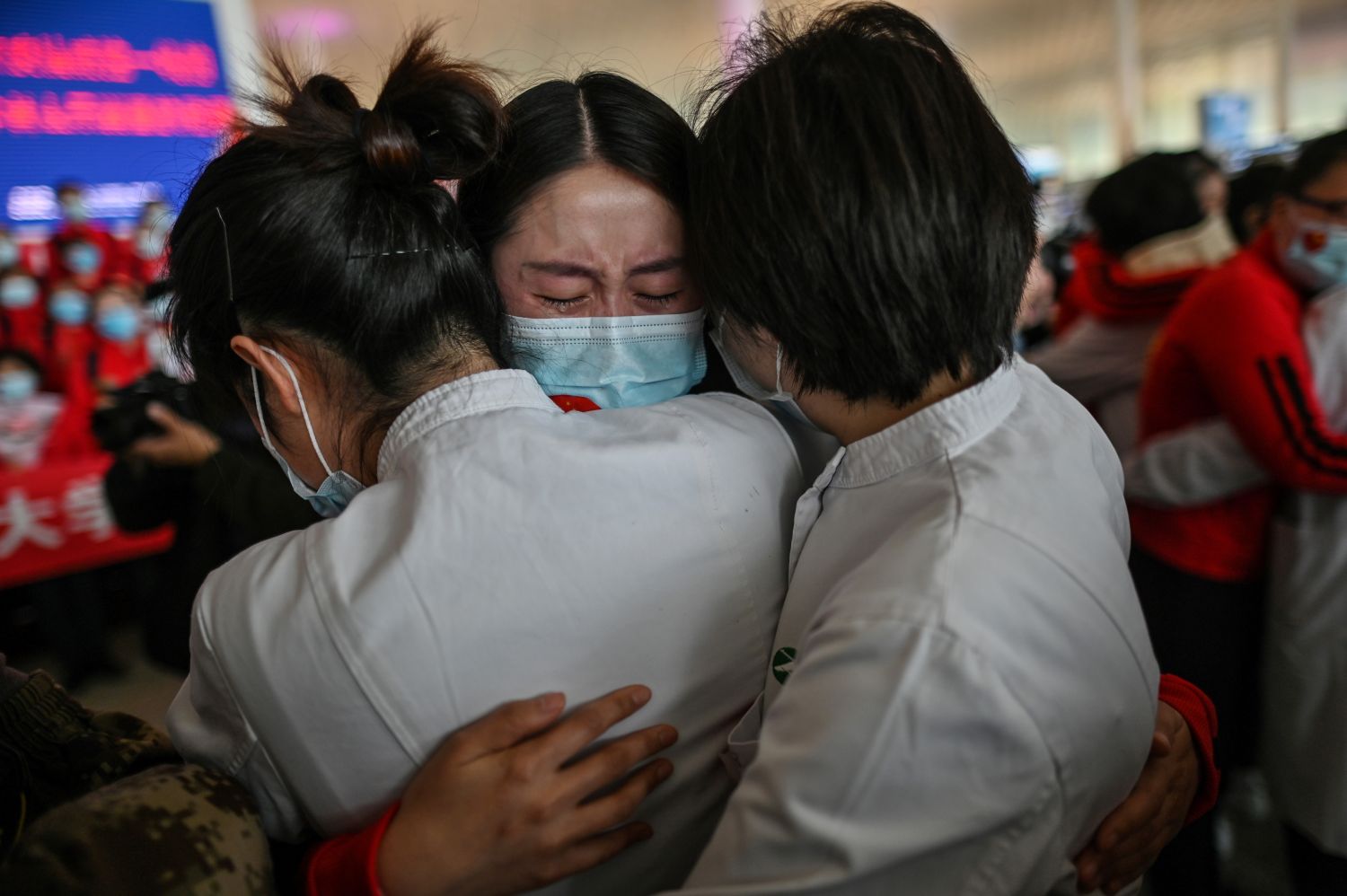 Chinos en Wuhan llorando en aeropuerto. Foto: AFP