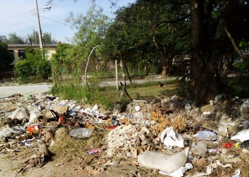 Basura acumulada en Holguín, Cuba. /Foto: Emilio García. ADN CUBA