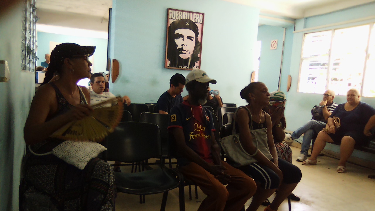 Sala de espera de una policlínica en La Habana. /Foto: Francisco Correa. ADN CUBA