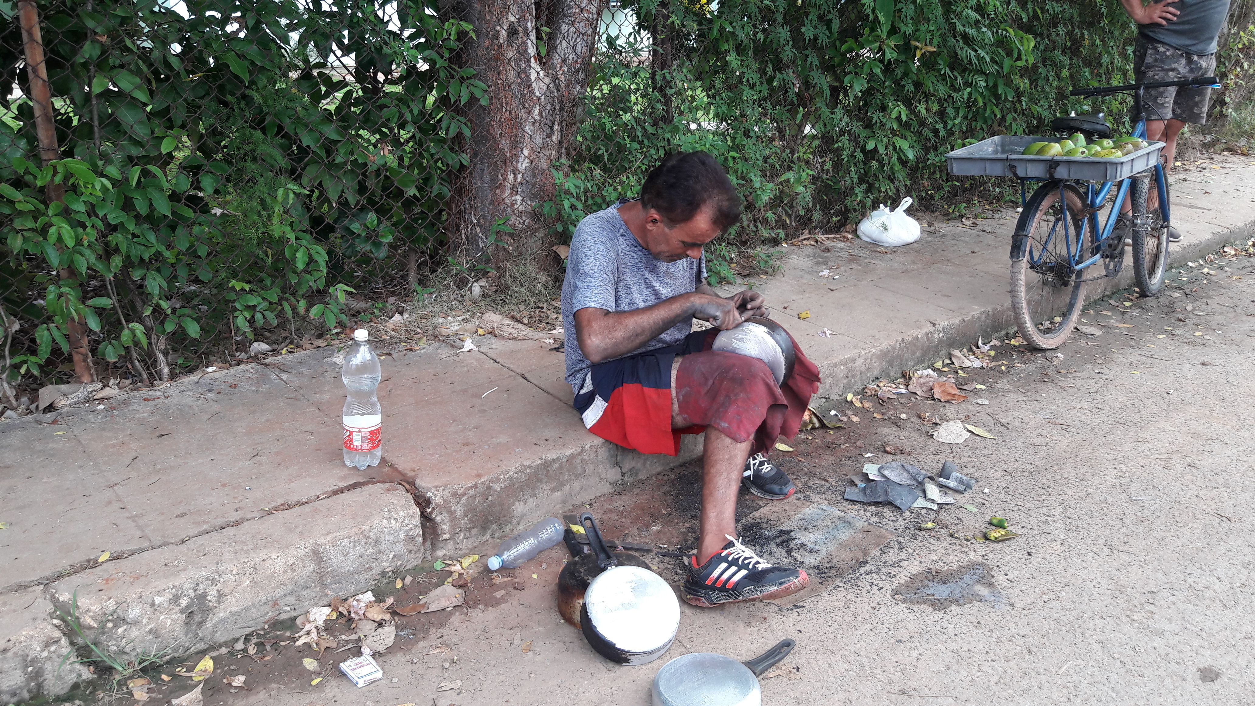 "Limpiador de cazuelas", en una calle de La Habana, Cuba. /Foto: Francisco Correa. ADN CUBA